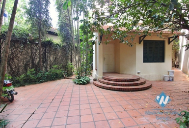 Unfurnished house with big yard for rent in Xuan Dieu, Tay Ho, Ha Noi